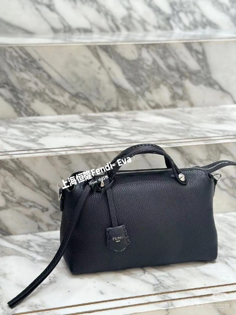 Fendi New | aBytheway New Performance
Fendi By The Way has been loved by many since its birth in 2014
This year's By The Way Seller's new performance on the runway is even more attractive! Dimensional compass
Medium size: 29 * 17 * 13
mini: 20*12*9
