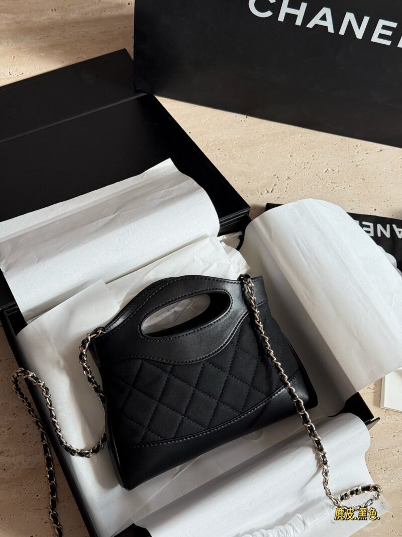 a9e0f58820.jpg 200 boxes
size:22*14.5cm
Xiaoxiangjia's 23a is worth buying
Cute and lovely side scrolling 31 nano bag
Suede and sheepskin make it look more luxurious
Who can withstand this!
Xiaoxiang's true love fans must join!
A pack is hard to come by!