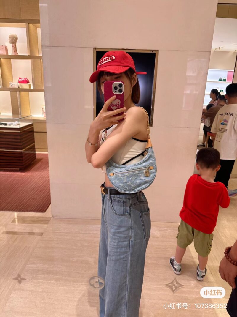 a9e3929105.jpg Fashionable and very summer+denim light colored denim moon bag,
Denim light colored denim moon bag,
Seeing this color gives me a feeling of youthful vitality. It is soft and casual, and very lightweight. The two shoulder straps can be adjusted direct...