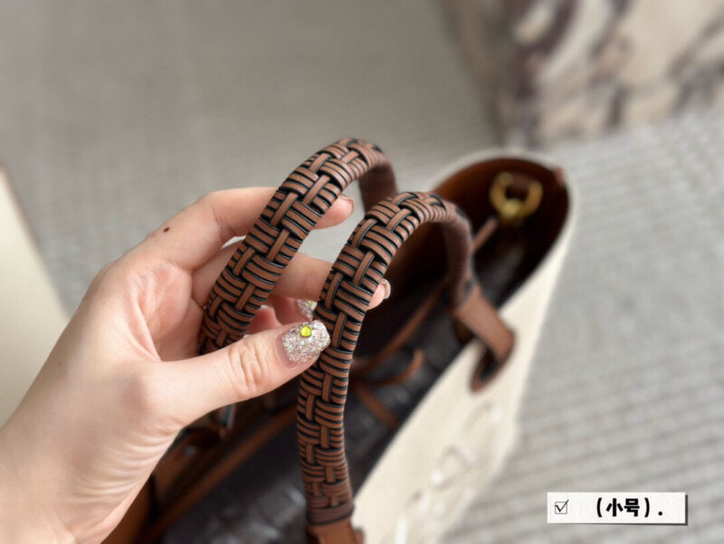 a9f158566d.jpg 210 without box
Size: 23 * 22cm (small)
27 * 24cm (medium)
Loewe canvas shopping bag ?
A bag that is easy to pack in physical form
Recently, I have been carrying my back while traveling
Brown leather with rice white canvas, durable and textured
Its...