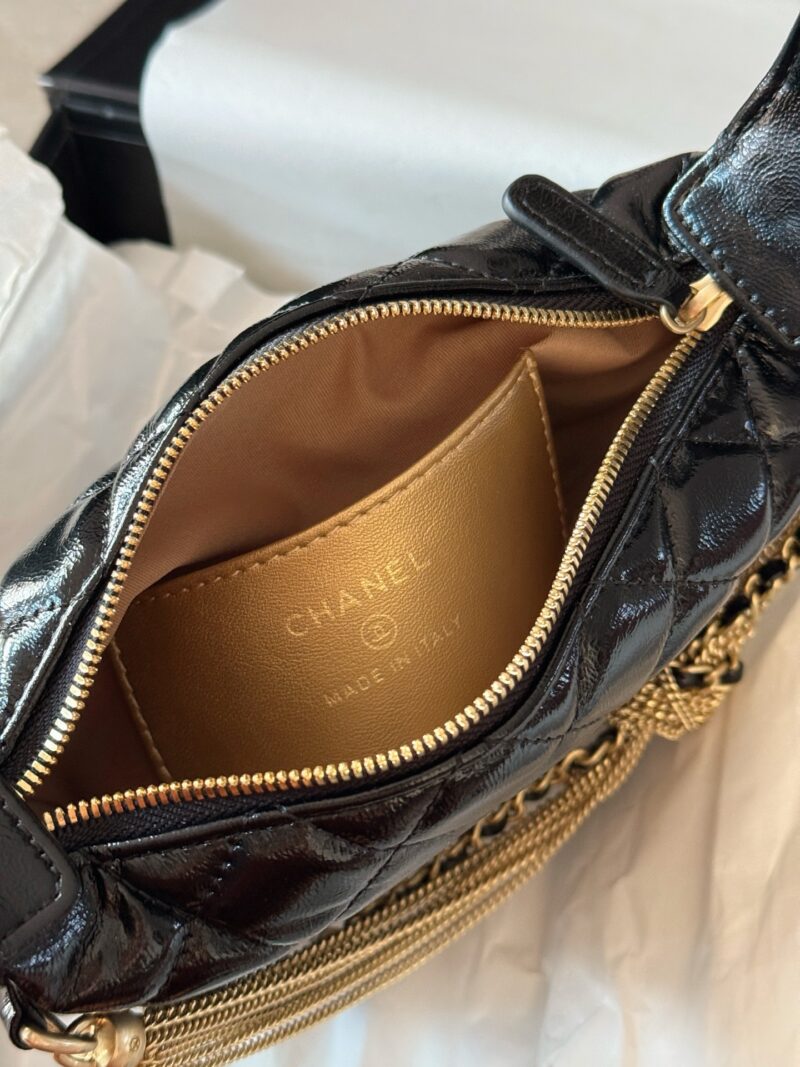 a9f62a46fb.jpg 225 boxes
size:18*12.5cm
Xiaoxiang's 24A hula hoop is amazing!
Oil wax cowhide hula hoop bag
Really cute, huge, exquisite and beautiful
The gold tassel chain of 24 inches looks more fashionable and luxurious
Carry the high-end items casually
Did th...