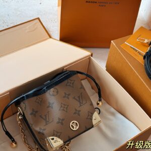 230 box
Size: 19 * 14cm (small)
Cute and lovely chicken yellow/very suitable for summer color matching~
Xiaoxiangjia Coco Handle Handbag
Grain leather material
Original hardware!
