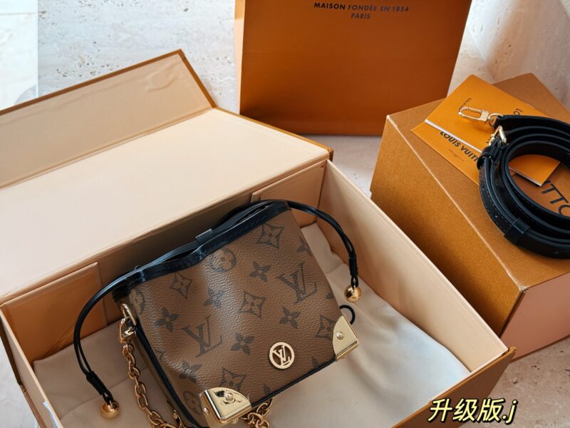 aa09a96047.jpg 230 box
size:12*11cm
Shao Mai Xiao Fu Bag
The Lucky Yellow Flower Roast Sale of the Sucking Donkey Family~
L's noe purple is deeply moved
Beautiful and cute with 2 shoulder straps (hardware 10 straps) that can be carried by hand or slung diagonally...