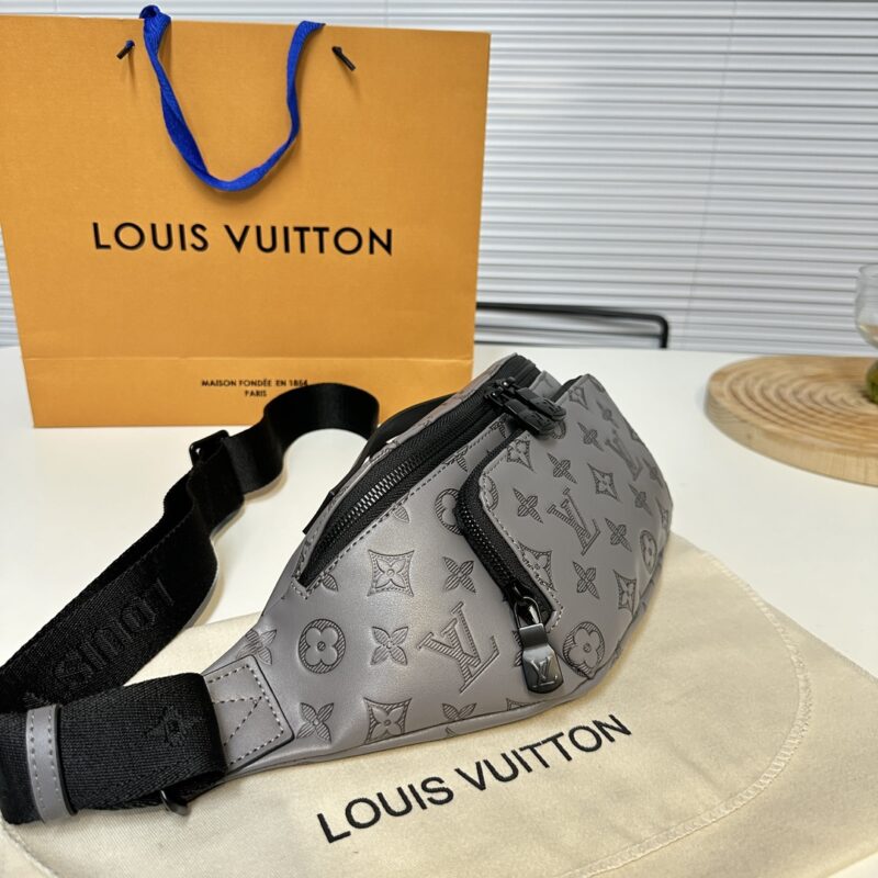 Donkey waist bag/chest bag model M25227 full leather gray. This waist bag design is not only practical but also enhances the overall design sense, making it easy to raise the body proportion. The bag can be worn as a chest bag or crossbody bag, and c...