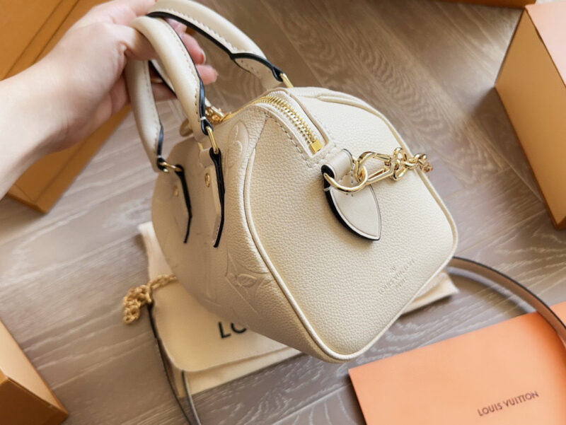 aa42d3381f.jpg 250 new model (with box)
size:20*14cm
L Home SS23 Speedy 20
Experience the joy of strawberry powder together~
Carrying a small bag, I really love it, love it~
?? Cream strawberry color
Search: Lv nano
