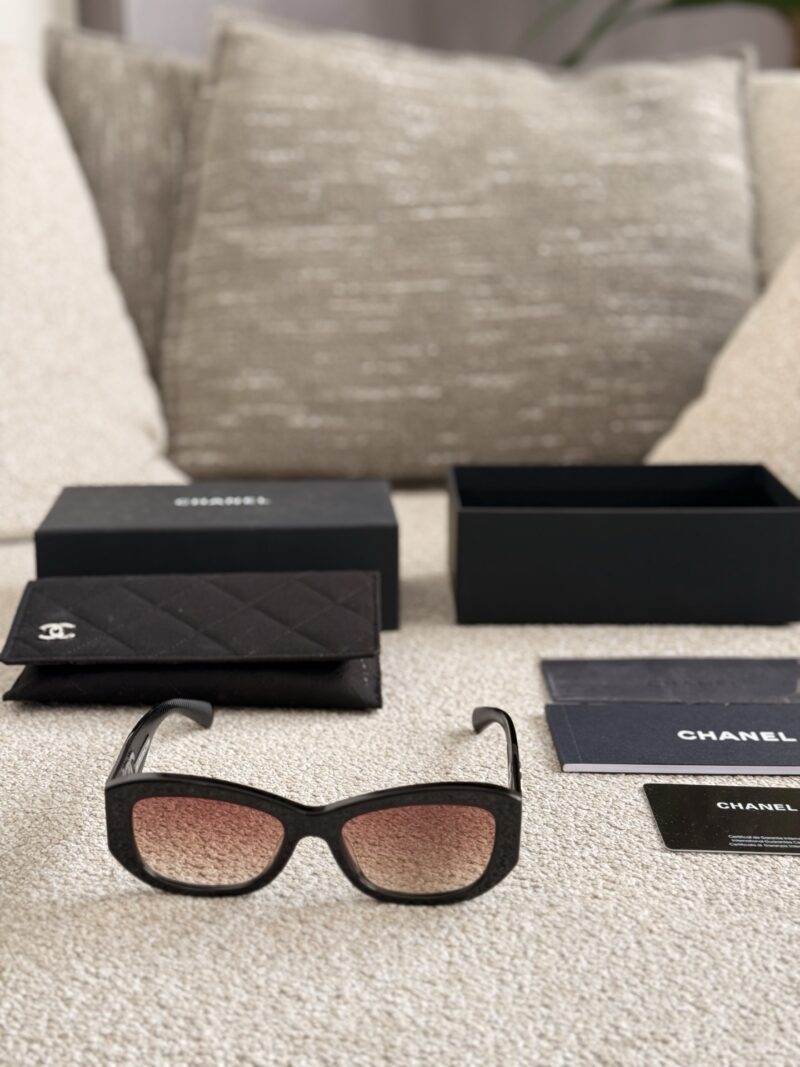 Chanel Sunglasses ? p220
A must-have treasure sunglasses for taking photos this summer! Every casual snap is of great quality
Why do women, being the same, appear to be full of nobility and extraordinary temperament? It turns out that Chanel 24's n...