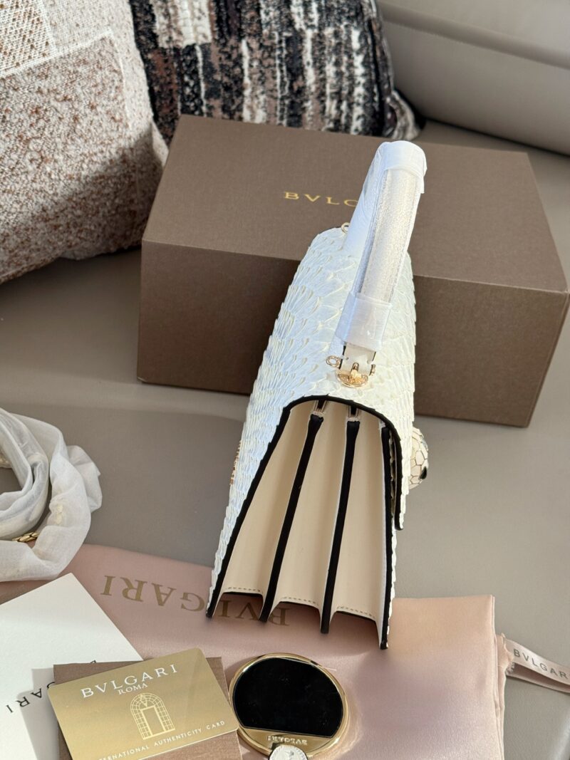 aa586d1ea6.jpg 330 box
size:20.5*15cm
Bulgari cowhide
White versatile summer must-have
The bag is simple and exquisite, with an elegant upper body and temperament
Snakehead and chain showcase details
Three compartments capacity
A stylish outfit that won't go wrong!
