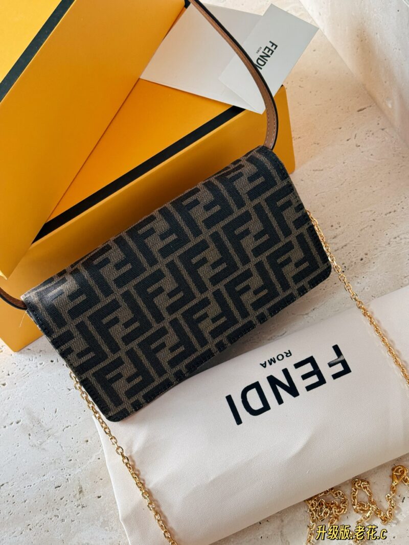 aa859569e6.jpg 225 box upgrade version
size:21*12cm
Exquisite and trendy FENDI woc
F Family Wealth Pack
A chain shoulder strap and a thin leather shoulder strap can be worn as a single shoulder crossbody, and can also be twisted under the armpit
Super practical