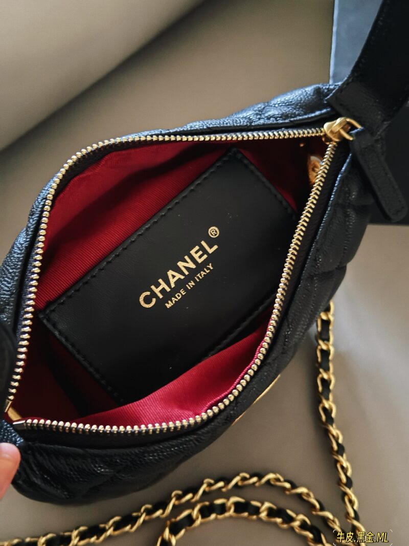 aa867291d4.jpg 235 box
Size: 15 * 13cm (small)
Xiaoxiang's lunch box bag
A popular bag that catches the eye at a glance
Really cute
Can be sweet or salty
You can hold it by hand, shoulder and back. The chain length is just right
It also has strong compatibility#