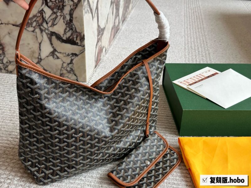aa88e612db.jpg 215 replica folding box
size:45*28cm
Goya's New Hobo Underarm Bag
Leather/leather/workmanship have all been upgraded!
From beginning to end, everything was booked by customers!
Hobo is perfect for commuting!
Search for Goya shopping bags ?