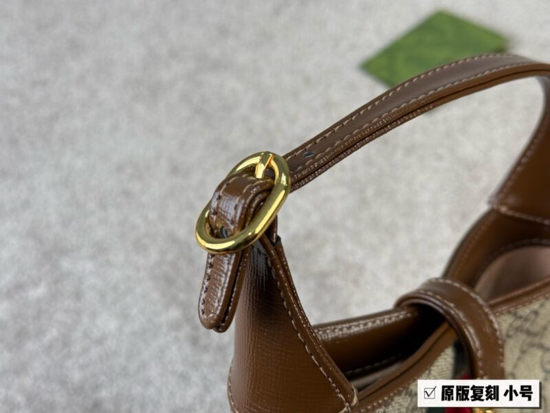 GG new 1961 armpit bag looks better the more you look at it
Size: 19 * 13 (small)
That's really amazing!
Both big and small phones
Can be worn under the armpit or slung diagonally
Don't say much, it depends on the quality!
???? Cowhide quality