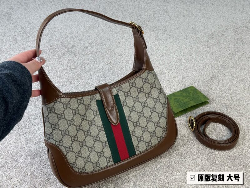 GG new 1961 armpit bag looks better the more you look at it
Size: 28 * 19 (large)
That's really amazing!
Both big and small phones
Can be worn under the armpit or slung diagonally
Don't say much, it depends on the quality!
???? Cowhide quality
