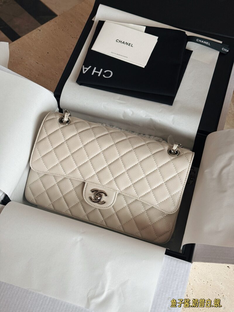 aaca635b38.jpg 250 boxes
size:25*16cm
Xiaoxiangjia CF, we have always been very dedicated to doing it
Flash sale of other products on the market
Caviar cowhide
A very comfortable one!
CF Snow White milkshake with white caviar and cowhide, paired with light silver...