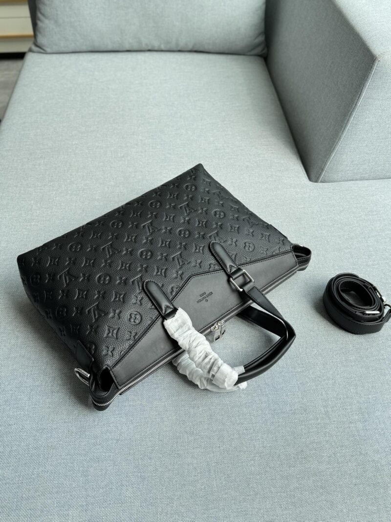 aad17fd2fe.jpg Cowhide 355
size:39×28
LV Exploer embossed commuting bag, office bag, computer bag, shoulder bag, crossbody bag, handbag
Simple and practical, with a premium yet understated texture, suitable for both business and leisure, and featuring vintage fl...