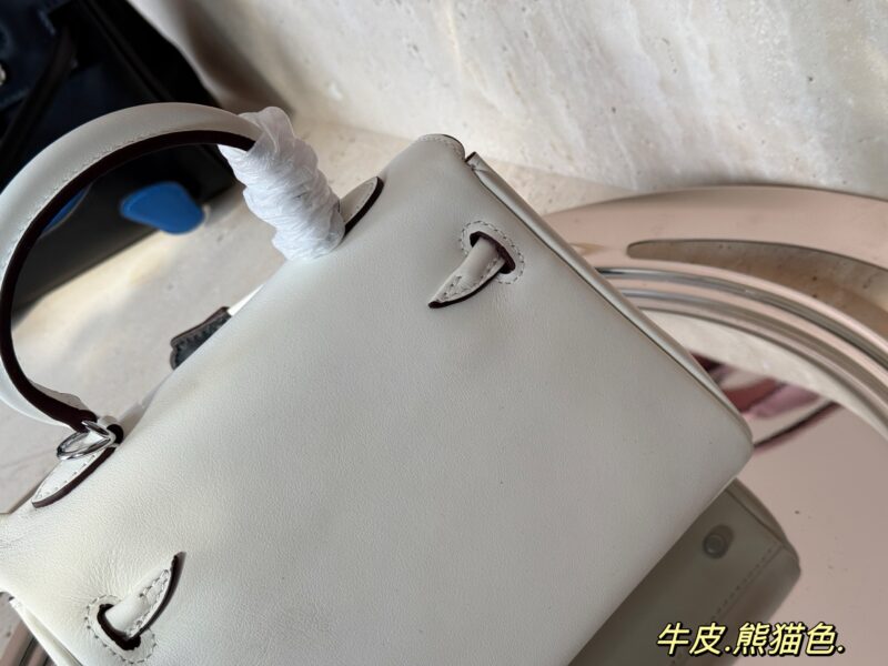 aadcd76878.jpg 325 unboxed cowhide
size:18*15cm
A must-have for princesses - Kellydoll Millennium Doll
Kelly Doll, who doesn't get confused by this little thing
Sisters out of the street with super cut
Ghost face bag, isn't it too soft and cute!