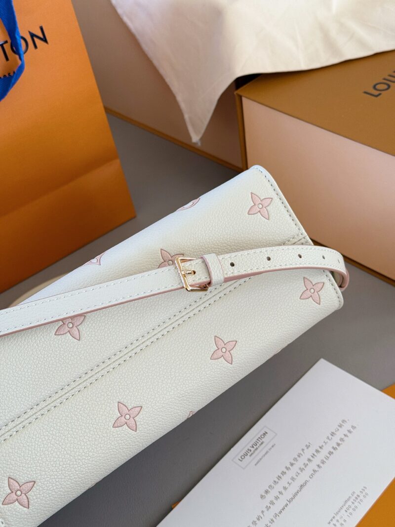 aaef237797.jpg 240 with box 520
Size: 25 * 20cm (small)
Excellent quality, understand the goods ??
It's really too advanced!
New Light Milk Strawberry On the Go Tote Bag
Tote bags look really good~
Comes with a pendant that is perfect for little sweet girls to...
