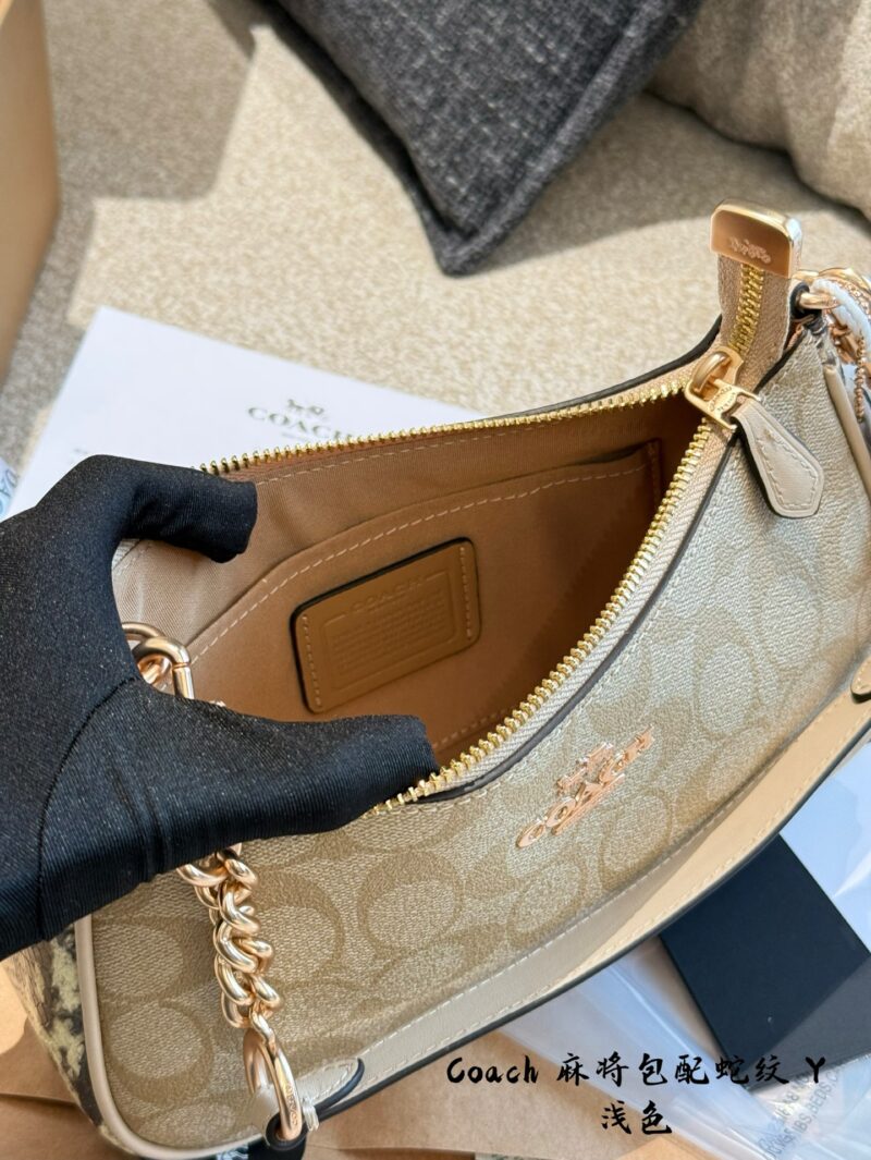 Coach Mahjong Pack is now available on page 225
The lowest price recently! If you like this one, you can buy it now. Coach Teri armpit crossbody bag, large mahjong bag, dark coffee logo, light coffee logo, size: 24.5 * 15.5 * 7.5cm, double box packaging