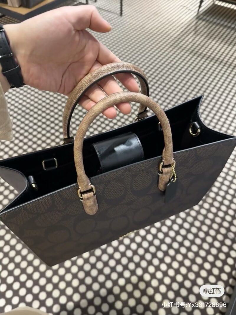 Good looking and easy-to-use bag, Coach's new product for December, Maggie tote, warm winter outfit
Maggie Tote's simple appearance makes it easy to accommodate
Play with style and effortlessly switch styles