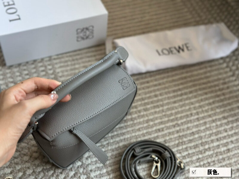 ab01c3c4de.jpg 235 260 box
Size: 18 * 11cm (small size)
24 * 15cm (large size)
Loewe Geometry Package Puzzle
A very textured color,
Glacier Blue Puzzle Edge is very advanced!
?? Cowhide quality!
Completely hold on!
