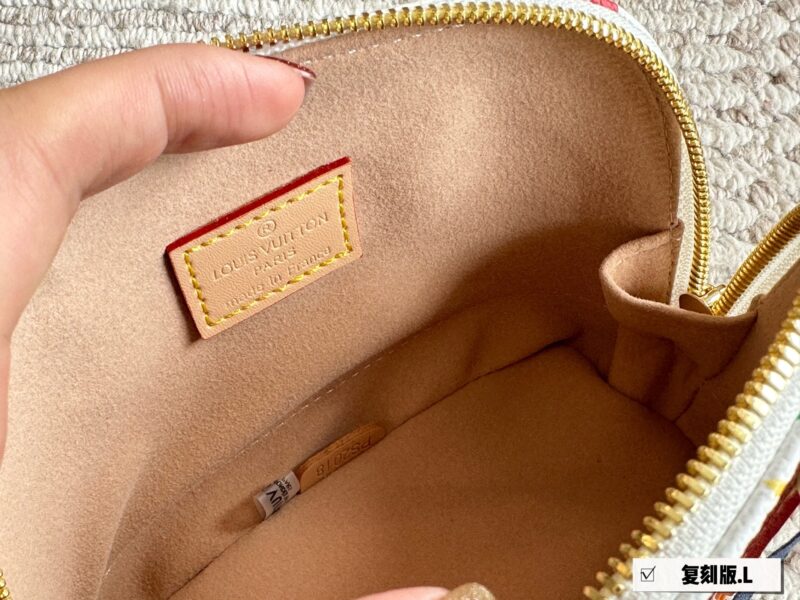 ab222a2af6.jpg 230 color changing leather box
Size: 20 * 4cm (small)
L Home Alma Shell Bag
Introverted! Deep and profound! flavoursome!
This versatile classic handbag
Still highly favored by modern people!