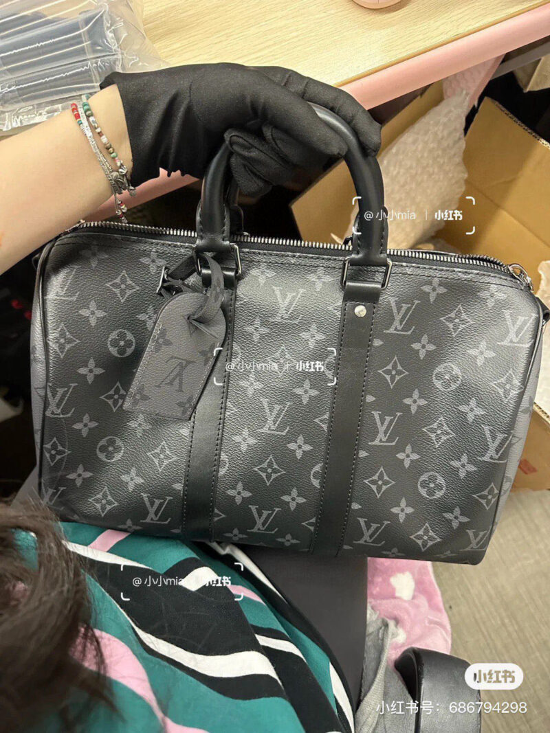 ab46f8bea1.jpg A super practical travel bag can actually be both cool and stylish
LV keepall 35
One of Louis Vuitton's most classic bags
Characterized by strong practicality and high resale value
Almost every celebrity blogger at home and abroad has one
Fashion ite...