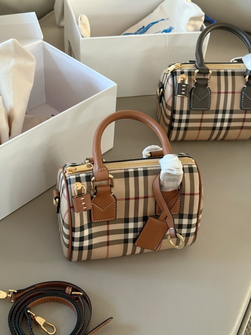 ab6d49291c.jpg 220 box mini
size:18.5*12cm
Bur's new mini pillow bag
New color, new grid
A small bowling bag
The capacity is definitely beyond your imagination, versatile