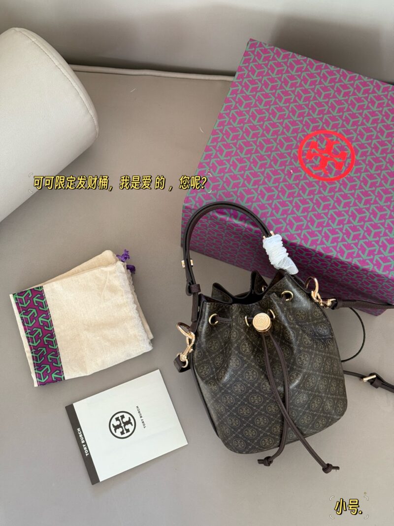ab743bd1bd.jpg 230, 240 with box
Size: 15 * 18.5cm (small size)
21 * 20cm (large size)
TB T monogram new bucket bag
Cocoa Limited Wealth Bucket, I love it, how about you?
It's really super comfortable!
Full marks for temperament!
The new product has added a hidden ...