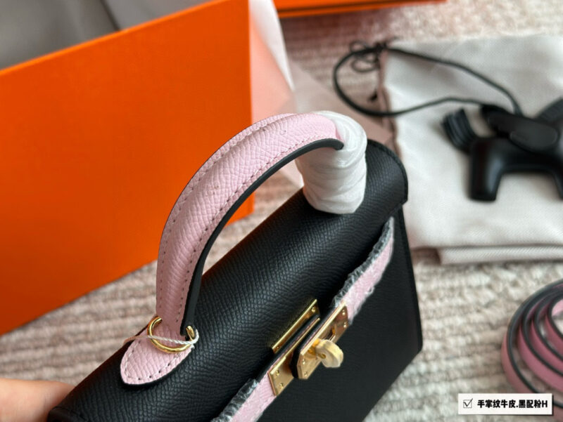 Color blocking ￥ 245
Leather Palm Pattern Gift Silk Scarf Pony Pendant Hermes Kelly Hermes Palm Pattern Calfskin, Material Imported, Size: 28cm. If you like this style, you must take it off. Original mold customization for shipment, hardware with lo...