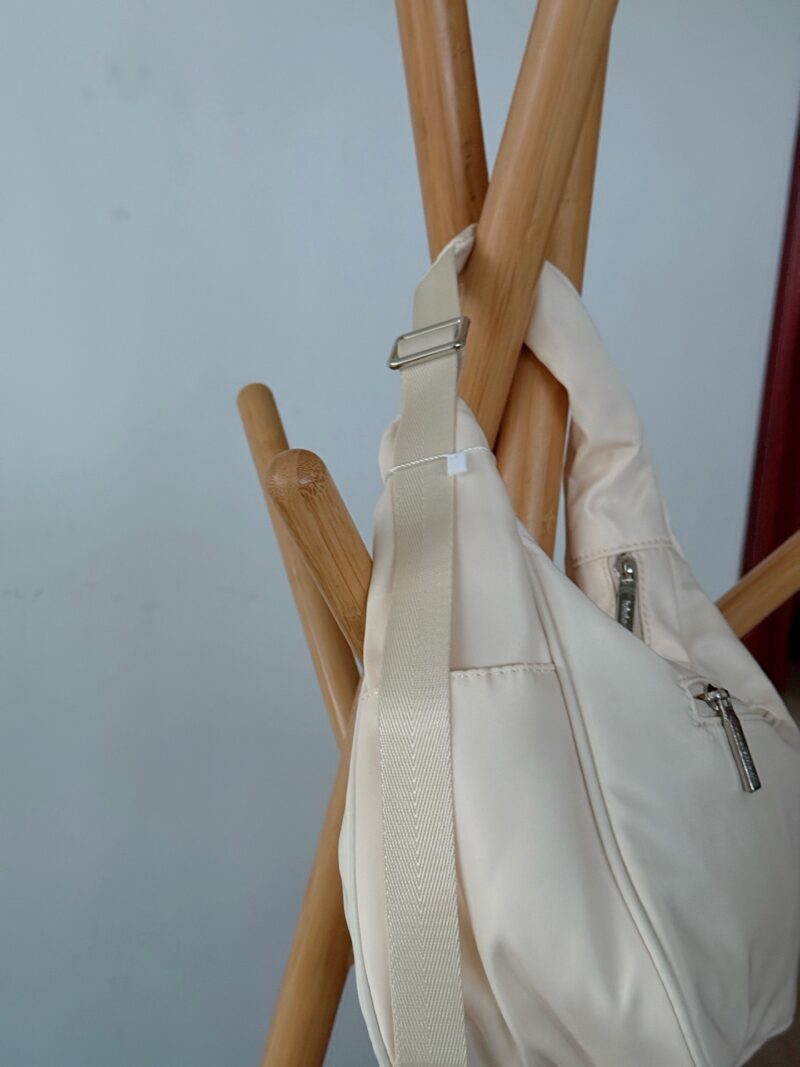 ab85de7ad9.jpg 170 without box
size:29*17.5cm 4L
Lulu new ivory white armpit bag
I fell in love with this armpit bag at first glance
This year's new version is equipped with a small logo, which feels more exquisite and high-end. Lulu's new products can't escape a...