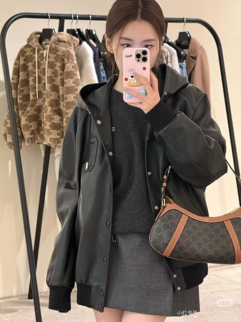 ab9bd63da0.jpg Celine launches new floral shoulder bag
Full of retro style autumn and winter coats, really beautiful