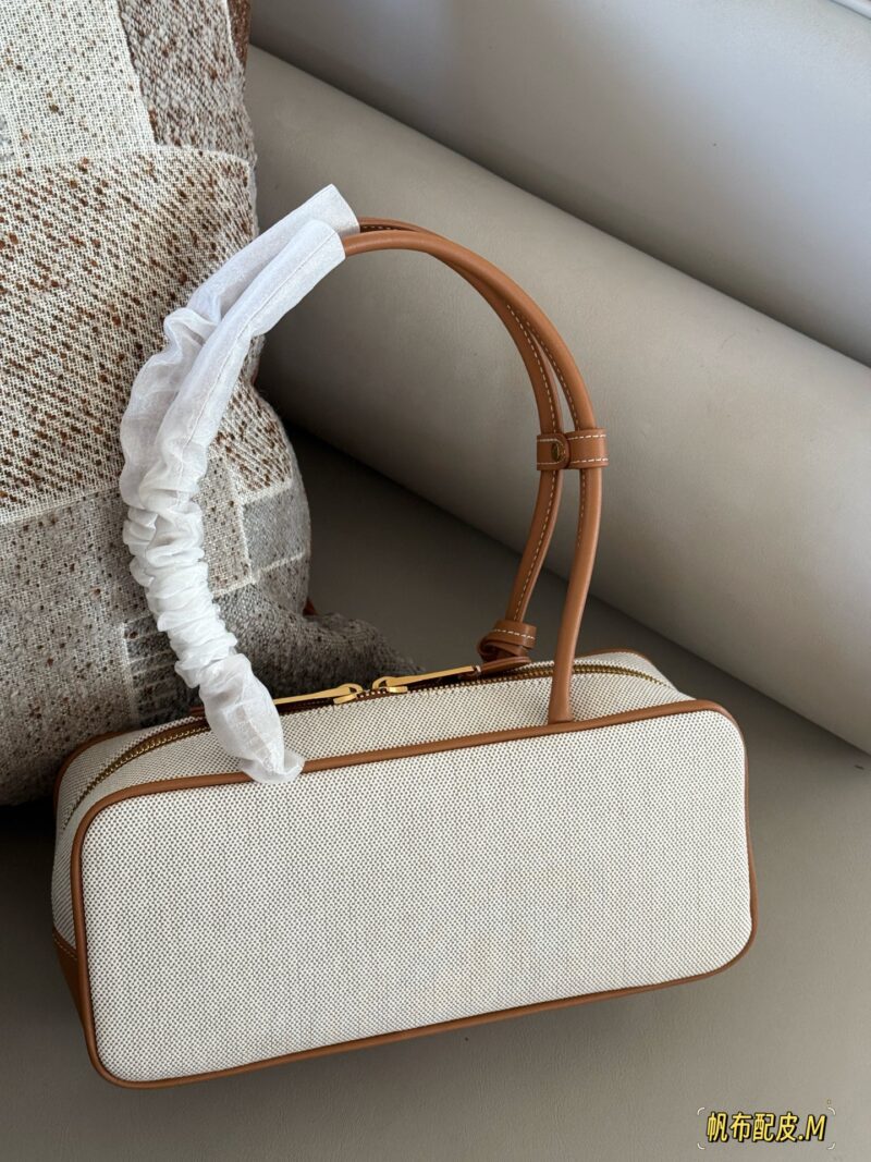 aba7ba4996.jpg 290 boxes
size:28*15cm
Miumiu bowling/briefcase/
Miu is here to steal money again! The new canvas briefcase is here!
It's nice to carry on your back
Can be carried by hand or carried diagonally!
The appearance is Princess Miumiu!