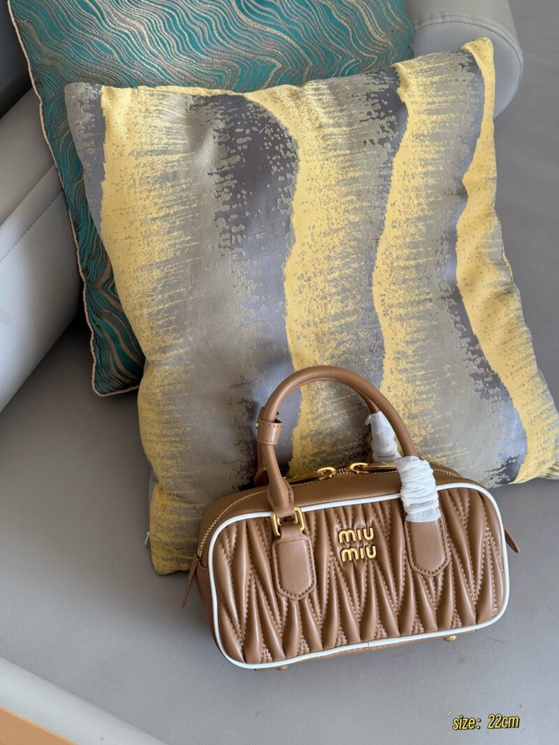 255 Upgraded Edition Box
size：22*11cm
New size of miumiu bowling ball ??
On the basis of the original bowling ball, white leather rolling edges have been added, giving it a more stylish look#
Summer colors~Comfortable
Can be carried by hand or ...