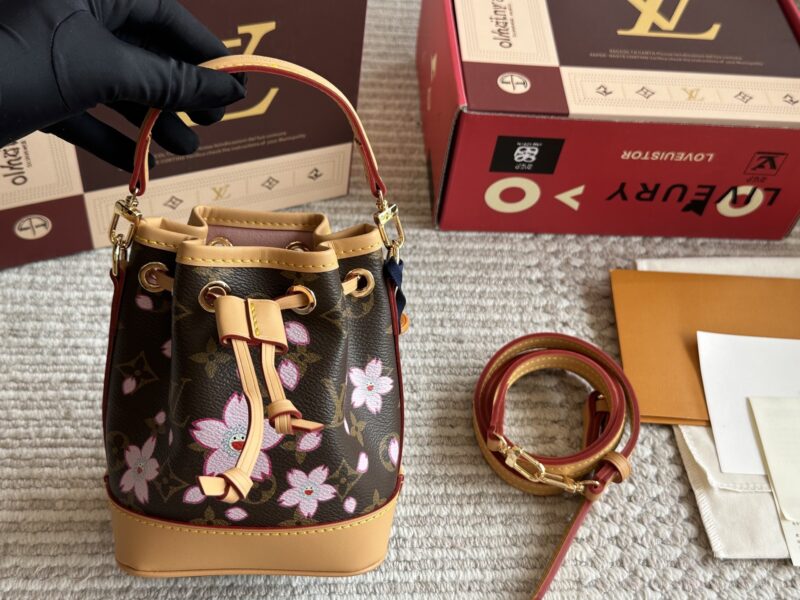 abd4c520b3.jpg 215 boxes
size:13*16cm
L's new nano bucket bag
Noe bucket bag is super cute!
Old flower ydds!
Get in quickly! Get in quickly!
I really love it! Because it's really easy to match!