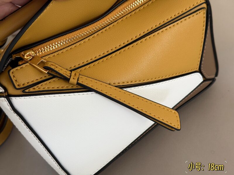 abdb5598d2.jpg 225 255 box
Size: 18 * 10cm (mini)
24 * 15cm (large size)
Loewe Geometry Package Puzzle
Truly cannot be missed,
?? Cowhide quality!
Completely hold on!
Even high-level ones have to overflow