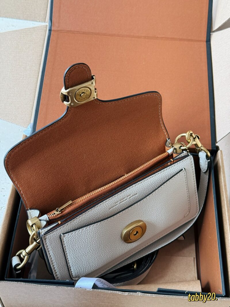 ac16c4215c.jpg 250 boxes
size:20*11cm
C Home | Tabby20 Exquisite and Compact
Handheld crossbody can be freely matched and versatile!
The mini version tabby20 ° White Moonlight Out of Stock King is really the love of every little girl!
