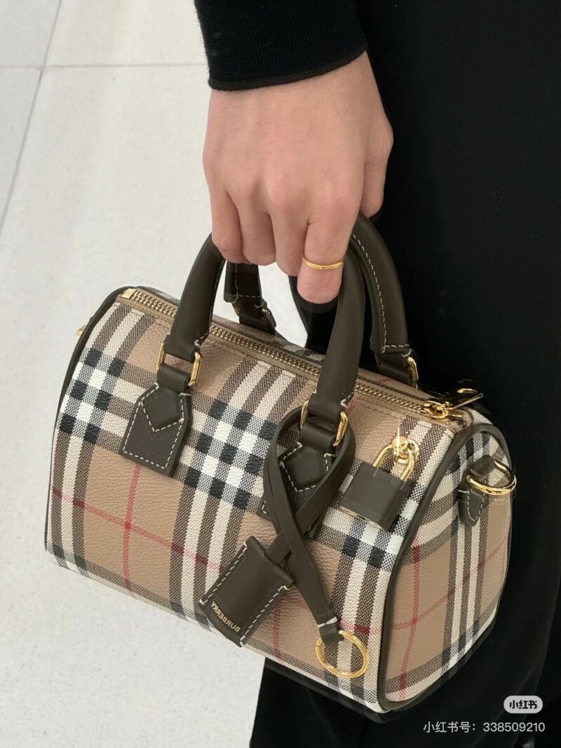 ac20513e2f.jpg Burberry's cute and lovely pillow bag is here~