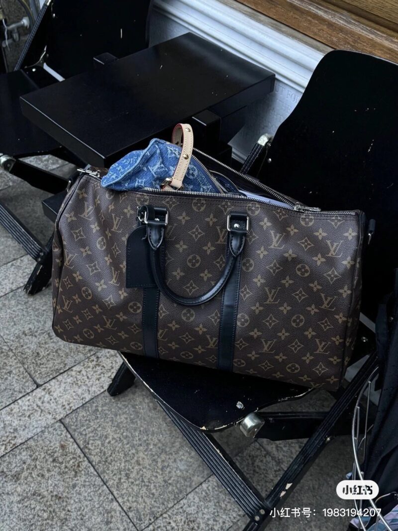 Classic travel bag with flowers