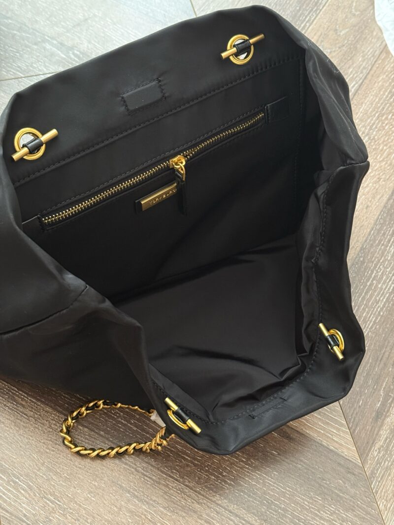 ac4f72fc1f.jpg 215 boxes
Size: 31 * 28cm
High version ?
TB ella Nylon Canvas Bag
New Tote One
The nylon chain bag is really beautiful
Original canvas ? Cowhide splicing
You can also put it in with sufficient capacity
