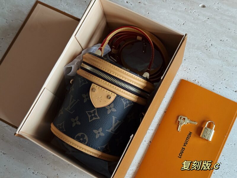 285 sets of complete packaging reprints
size：12.5*15cm
L family cans bucket bag
The newly released small account of the Wealth Bucket
So cute! Nano Money Bucket
The more you use it, the more fragrant it becomes!!!
