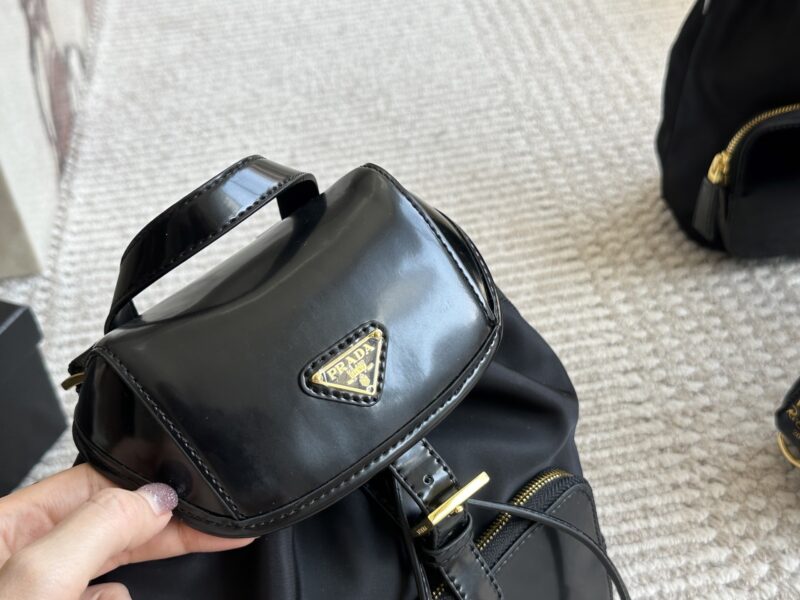 ac707d0fc0.jpg 220 sets of boxes
size:21 24cm
Prada Hobo Nylon Backpack
Seeing the physical object is truly perfect!
package ??
Designed to be super convenient and comfortable!