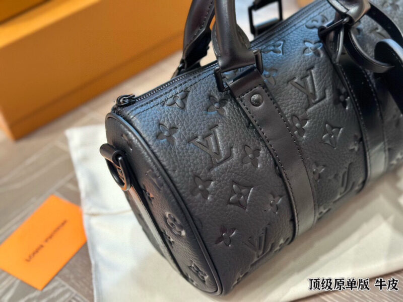 ac789e7fdf.jpg ¥270
The Lv X Nigo Keepall xs 21 Pillow Bag is an ideal urban handbag. The iconic design and classic Monogram canvas, combined with multiple carrying options and luxurious natural cowhide trim, add a fashionable and avant-garde feel to this bag. Siz...