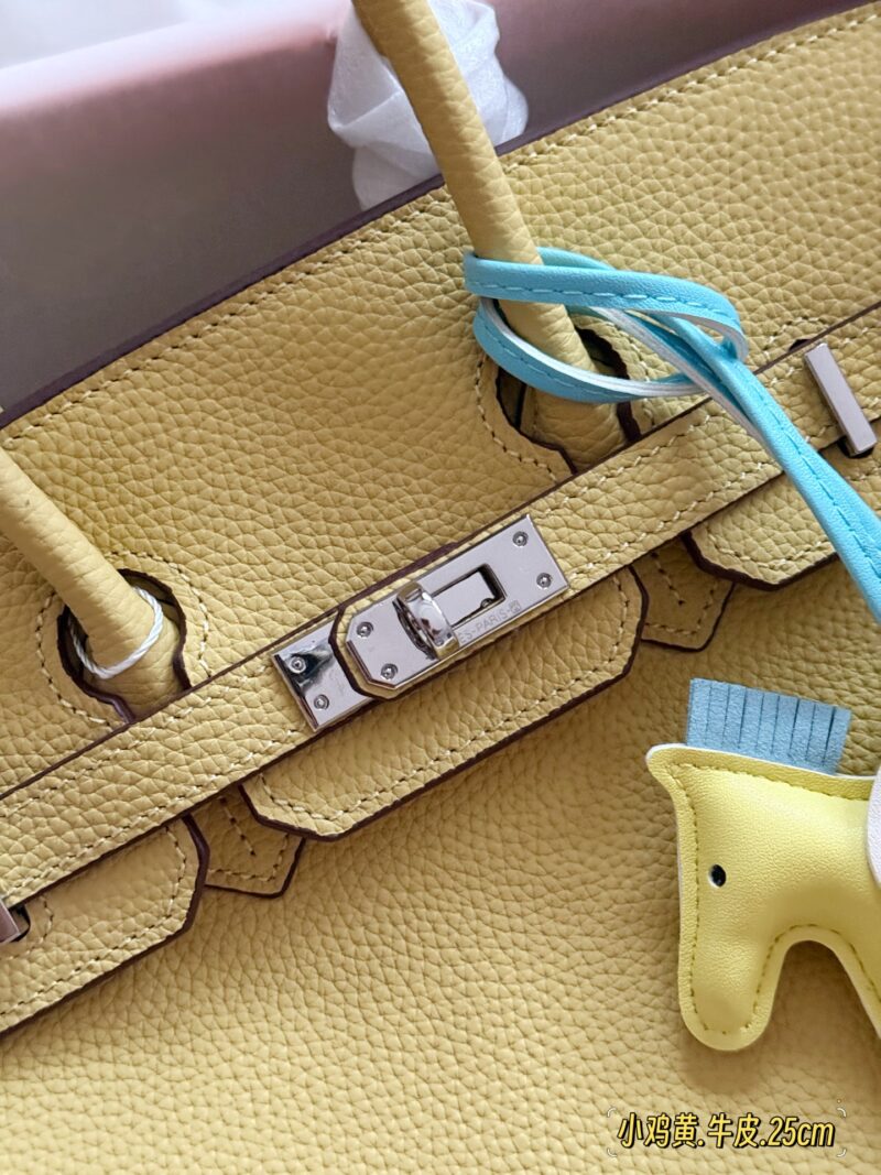 ac8143c057.jpg 325 345 with complete packaging
size:25cm/30cm
The season for carrying platinum bags has arrived
Bk25 Original Quality ??
Hermes | Birkin 25 Lychee patterned cowhide
That's really amazing, it's both salty and sweet
A stunningly beautiful birkin...