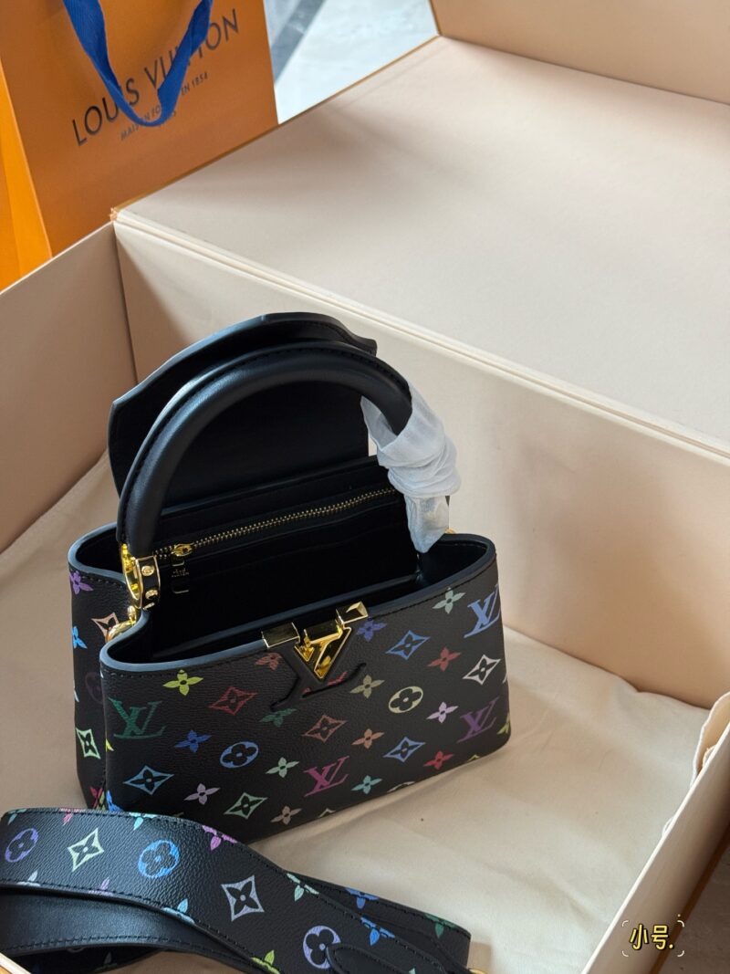 ac90f7e6ff.jpg 215225 with box
Size: 22 * 13cm (new horizontal version)
28*17cm
L Capucines handbag
Full grain Taurillon cowhide cutting
It feels low-key but has a luxurious texture!!
classic! classic!