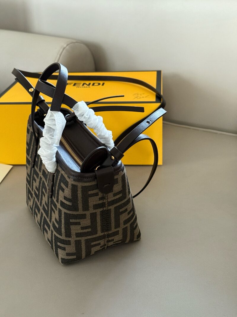 acac31407b.jpg 210 box
size:16*13cm
Fendi F Home
This small vegetable basket is really amazing,
I love it so much!
Full of vacation atmosphere,
Although it is small, it can also be packed very well,
A super lightweight small bag that can also be worn diagonally!