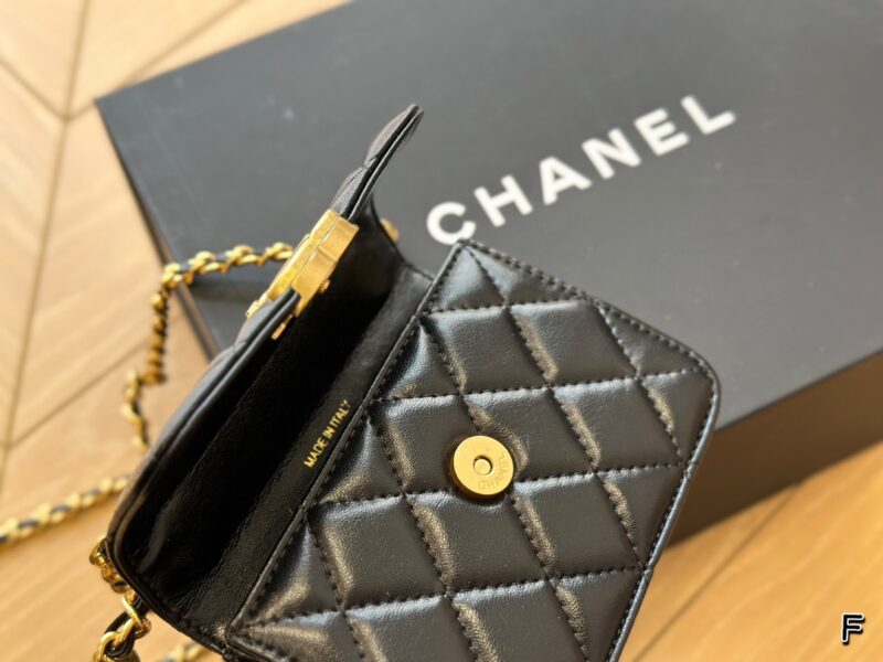 Folding box
Cute and explosive! The palm sized Chanel mini bag is so cute! This Chanel mini bag is really cute! The black square shaped bag with a chain and a small golden ball is a perfect eye-catching tool when walking on the road!! 12*9cm