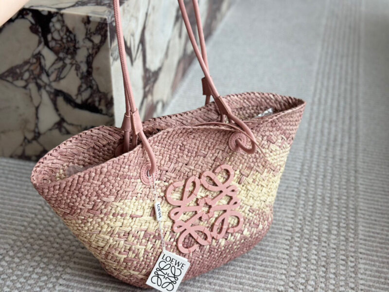 acc00ad068.jpg 179 without box
Size: Bottom width 30, top width 50 * height 25cm
LOEWE | Grass woven bag
Don't you have such a beautiful straw woven bag in summer?
100% suitable for vacation~
Look at the sea, look at the sea, look at the sea