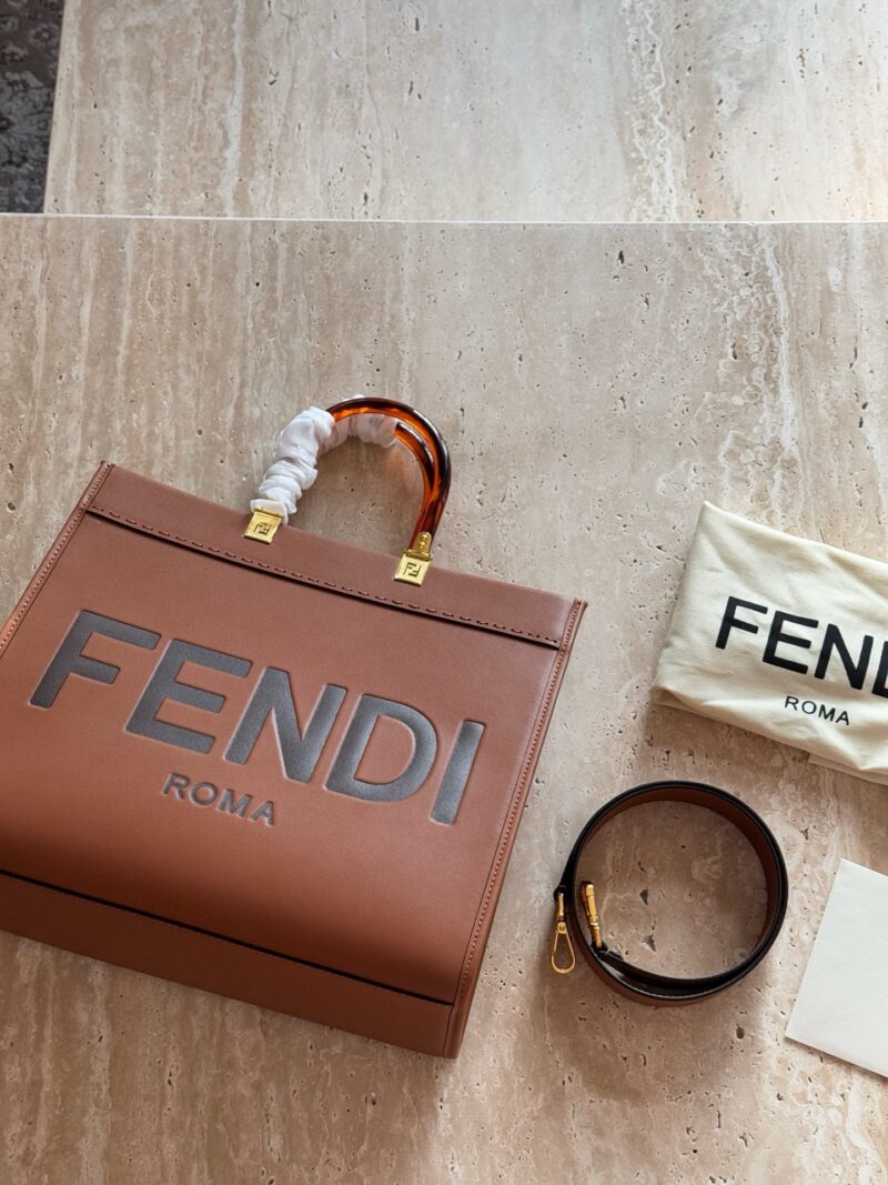 acc1e852af.jpg 260 without box
size:35*30cm
F Home Fendi Peekabo Shopping Bag ?
Classic tote design!
But the biggest feature of this one is:
Handheld and crossbody!
Advanced, concise, and grand!