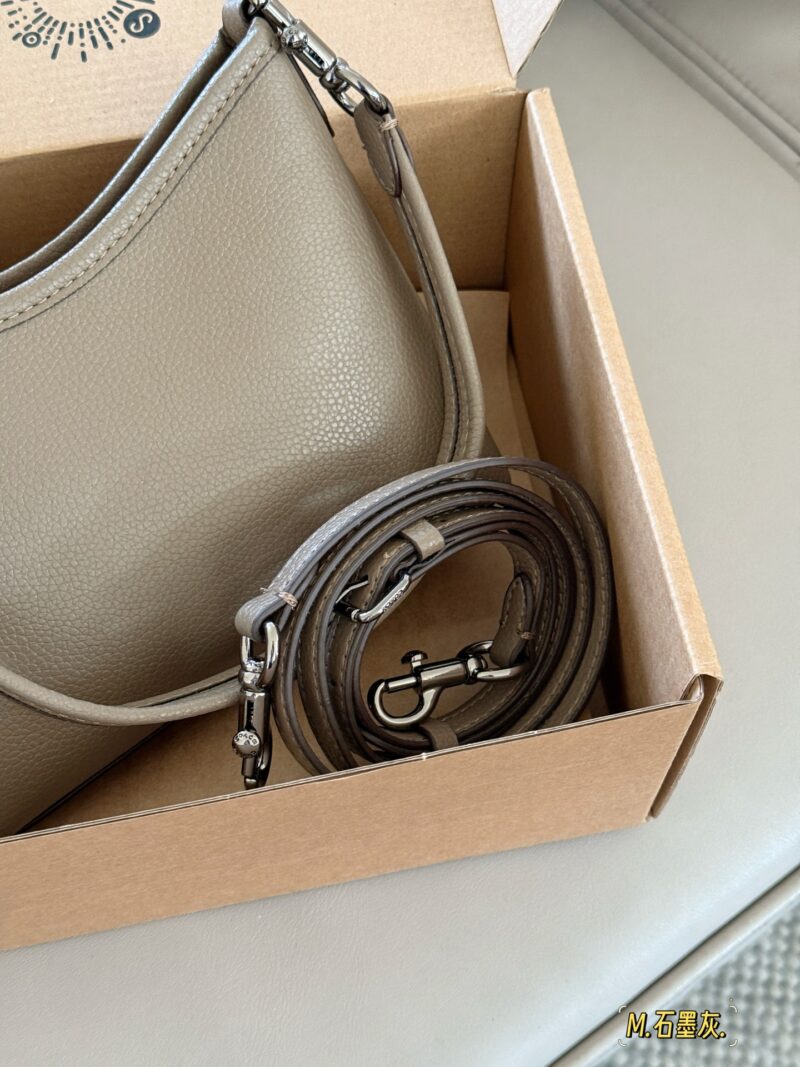 acd002c525.jpg 200 boxes
size:19*14cm
Today's New Products|
C's mini Laurel stray bag is so cute!
Two shoulder straps slung diagonally under the armpits
In summer, I changed into a small skirt and paired it with a small stray bag,
Super cute