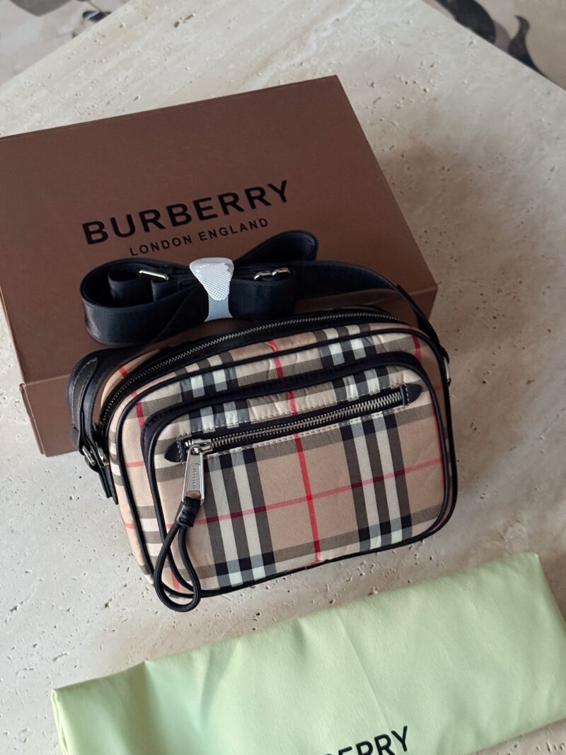 acd30b6e2c.jpg 190 pairs folding gift box
Size: 22 * 15cm
Bur Classic Grid Camera Bag
Traveling and working from home is very convenient!
One that my boyfriend really likes!
This is a product that can be used by children, boyfriends, girlfriends, uncles, and aunties!