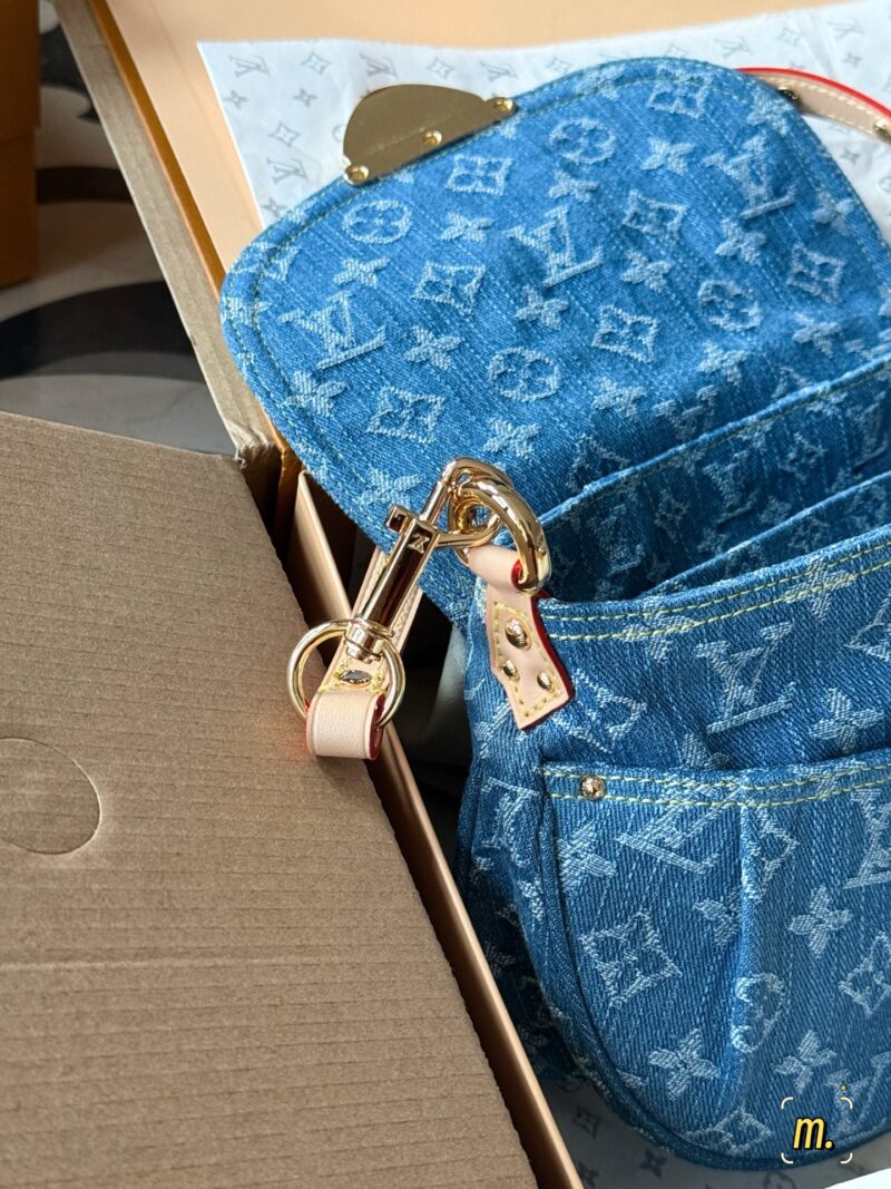 acdedda545.jpg 300 boxes (replica version)
size:26*18cm
L's denim sunset is perfect for summer
I really like the tannin series
The Sunset capacity is sufficient,
Soft and not afraid of pressure,
Color resistant and stylish!